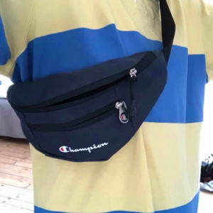  - Champion magväska som knappt kommit till andvänding!   Frakt tillkommer 