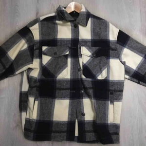  - Populär jacka från ZARA. Superfin och skulle gärna behålla den men kommer inte till användning så ofta💕