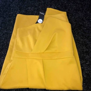  - neonfärgad klänning aldrig använd prislappen är fortfarande kvar! stretch material