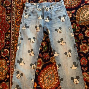  - Säljer min mickey mouse x Levis 501 Limited edition köpta i London, värt att notera fanns dom endast kvar i en butik när dom köptes.  Fint skick inga fläckar eller skador.  Pris kan diskuteras vid snabb affär! 