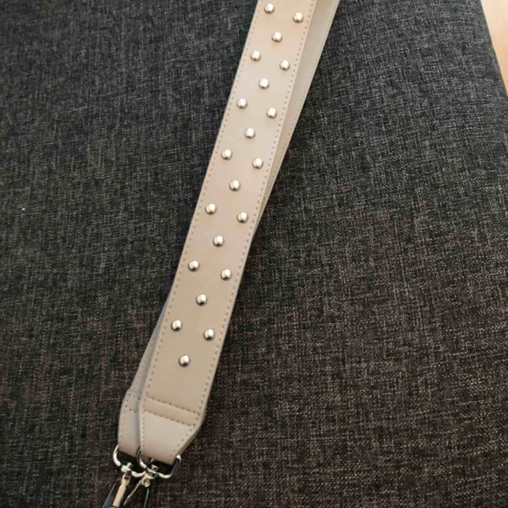 3 st väsk band från don donna. Aldrig använda, en har prislapp kvar. Ny pris är 149kr st!. Accessoarer.