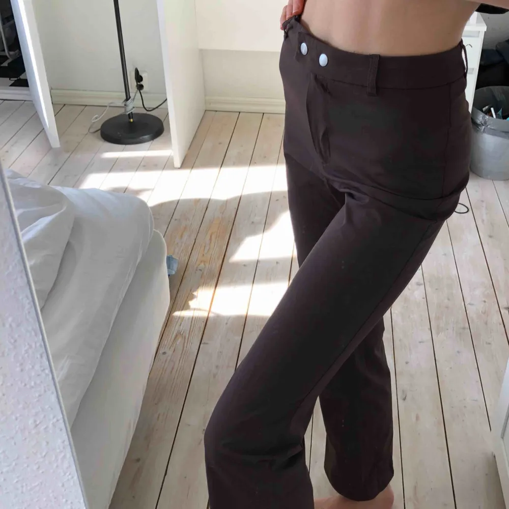 bruna byxor från weekday med dragkedja och två knappar. straight modell.  jag är 179 och brukar ha 26” i jeans. kan mötas i malmö eller skicka på post: 60kr. Jeans & Byxor.
