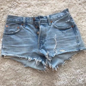  - I princip sprillans nya jeansshorts från Levis, modell 501. Säljer pga de är för små för mig, jag har storlek S.