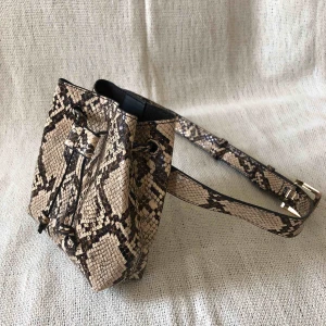  - Magvärka med krokodilmönster och gulddetaljer.  Hämtas upp i Stockholm eller köpare står för frakt.