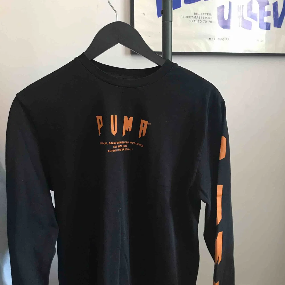 Långärmad oversized tröja från PUMA från deras höst/vinterkollektion 2016-17. Superbra skick, inte använts mycket alls. Stor i storlek, kan användas som klänning, passar från XS-L. Tröjor & Koftor.
