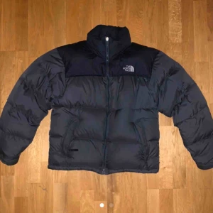  - North face jacka! Det är en vanlig din jacka i fint skick. Kan tänka mig att byta. Så om du har en jacka kontakta gärna mig😊