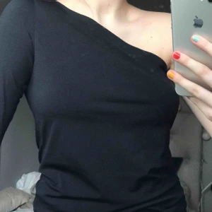  - Säljer tyvärr min one shoulder tröja pga att den inte kommer till användning;( från Bikbok 