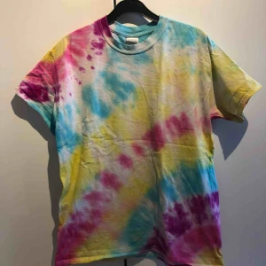  - Tie dye t-shirt köpt på beyondretro för ca 1,5 år sen. Knappt använd, frakt tillkommer💙
