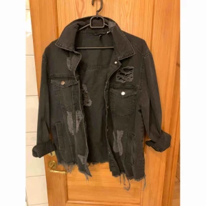  - Svart jeans jacka aldrig använd ✨  Katt finns i hemmet 🐈 Köparen betalar frakt 📮