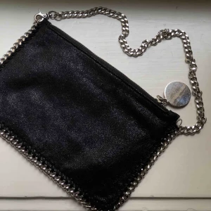  - Mini-väska i toppenskick! Möts upp eller skickar mot fraktkostnad 💘