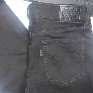 Snygga Levis jeans i straight leg modell, använda 1-2 gånger 