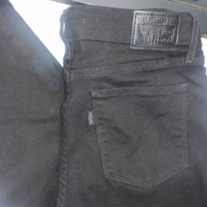  - Snygga Levis jeans i straight leg modell, använda 1-2 gånger 