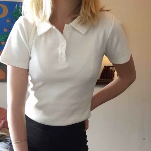  - Superfin tröja från märket Pieces köpt på vero Moda! Inte riktigt min stil så endast använd 2 ggr:-) kan mötas i Stockholm och annars står köparen för frakt🥰