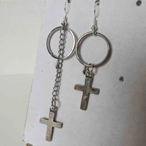  - Coola örhängen med kors 🤩 OBS! Vi kan ej garantera vilket material smycket är gjort i. Frakt ingår inte i priset. Om du vill köpa till en papperslåda vi har tillverkat själva tillkommer en extra kostnad på 15kr ✨