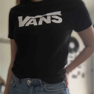  - T-shirt, köpt utomlands så den är inte äkta. Köparen står för frakten💞