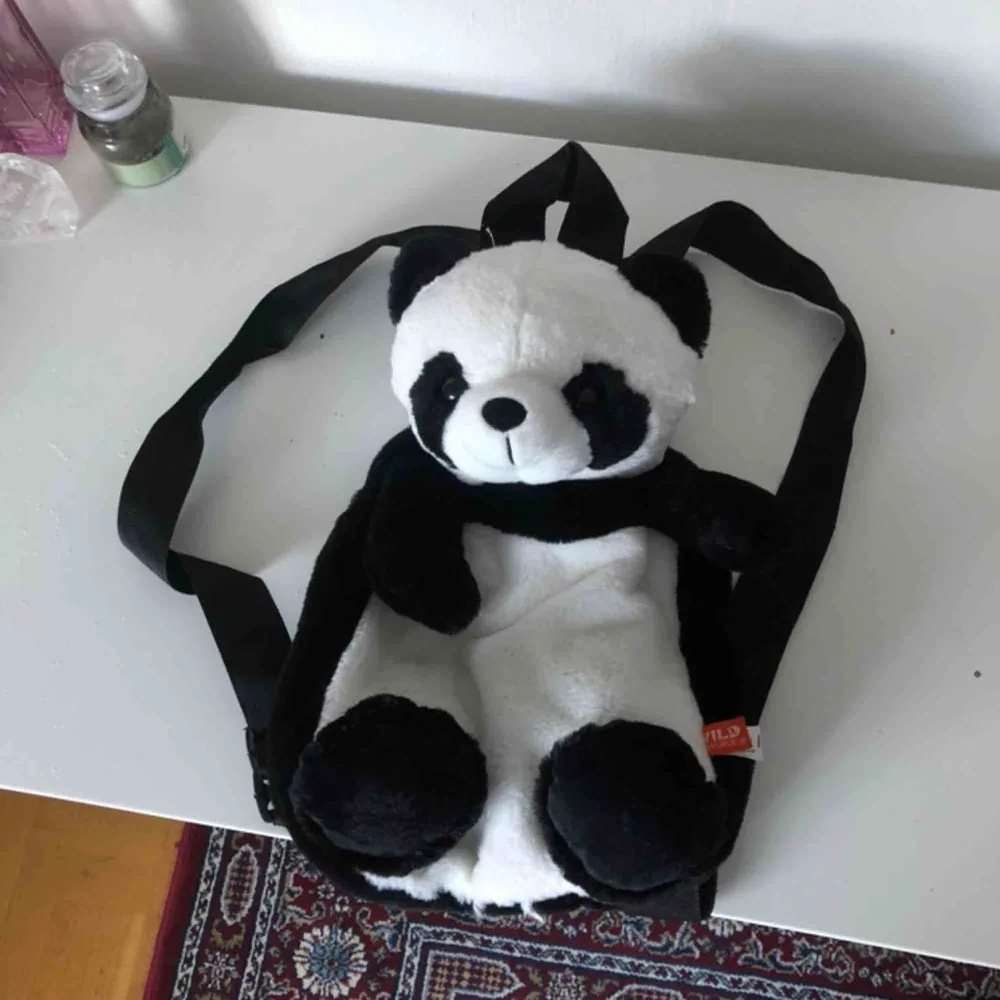Fin panda ryggsäck med stort fack därbak så du får plats med allting. 🌸. Väskor.