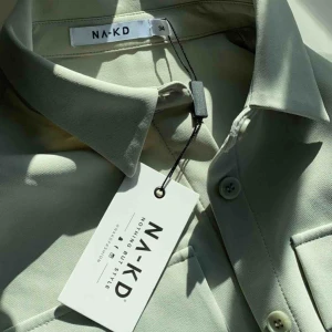  - Superfin skjort/kavaj från nakd. Den är i perfekt skick då den aldrig använts. Passar perfekt till våren!🌺