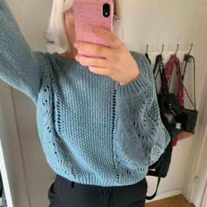 Stickad tröja  - Jätte söt stickad tröja från Lindex , väldigt vin blå /turkos färg 150