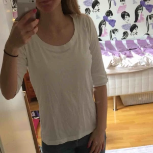  - Vanlig vit tröja från lager 157 med fina detaljer på ärmarna som tyvärr inte kommer till användning. 
