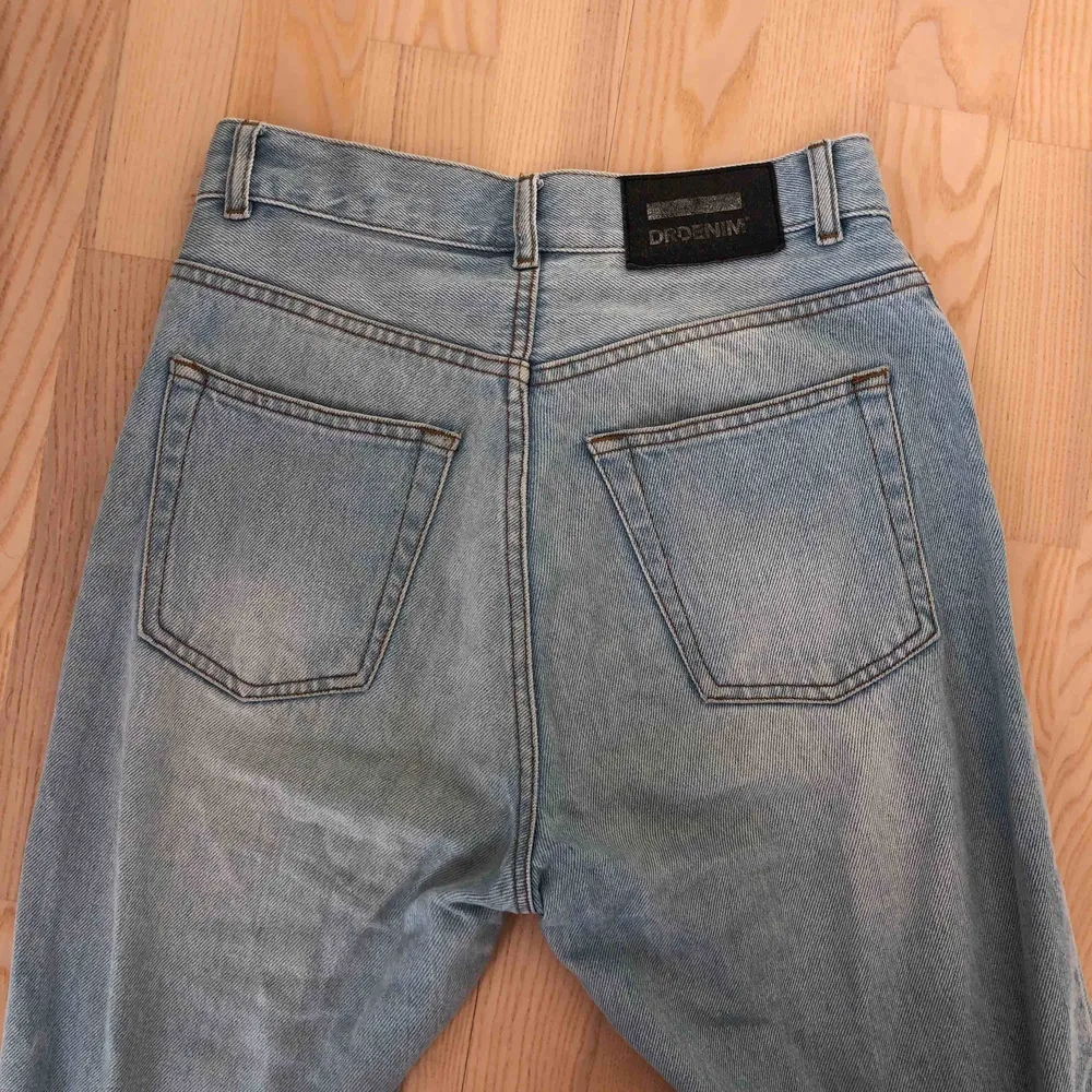 Jättesnygga ankellånga jeans från dr.denim. Säljer för att dom är för små. Säljer för 250kr inklusive frakt. Använda endast ett fåtal gånger . Jeans & Byxor.