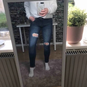  - Fina mellanblå jeans med snygga hål. 