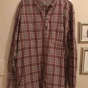  - Snygg skjorta från indiska! Köpt på second hand men används ej så mycket längre. Kontakta för mer info!