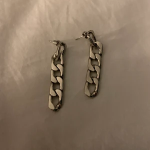 Örhängen  - Örhängen. Köparen står för frakten som blir 11kr. ❤️💕