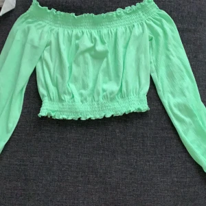 neongrön off-shoulder - Neongrön tröja, endast använd en gång på en neonfest. Kan mötas upp i Söderköping/Norrköping, annars står köpare för fraktkostnad. Storlek XS 