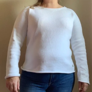 Stickad tröja fårn MQ - Snygg vit stickad tröja med öppning i rygg från MQ.