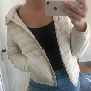 Dun vindjacka - Dunjacka i beige färg, har använts men för liten nu därför säljer jag den:)