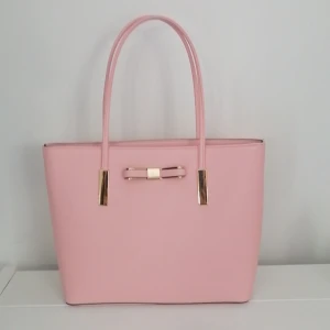 Väska rosa - Oanvänd väska då jag fick den i fel färg. Kan mötas i Stockholm men via leverans måste frakten betalas+väskan