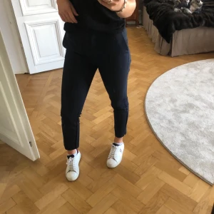 Zara kostymbyxor  - Jättefina mörkblå kostymbyxor från Zara. Säljer då de är lite små för mig. Storlek S men skulle säga att de sitter mer som xs/s. Endast använda en gång💖 100kr +frakt. Kan även mötas upp i Malmö eller Båstad