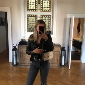 Beige väska från Zara  - Jättefin beige väska från Zara. Används tyvärr lite för sällan av mig och därför säljer jag den nu. Fint skick endast använd ett fåtal gånger💖 50kr +frakt. Kan även mötas upp i Malmö eller Båstad