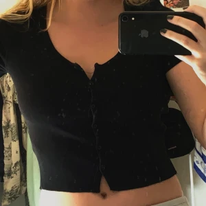 croppad ribbad kofta från gina - croppad svart ribbad kofta från gina, aldrig använd! frakt 40kr