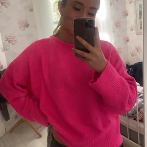 Neonrosa tröja  - Säljer denna zara knit tröja!💖Den är lite använd, alltså lite nopprig men inget man ser mycket. Den sitter perfekt på mig som bär storlek S! Köparen står för frakt