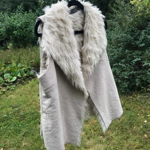 Fuskpäls  - Väst i fuskpäls ifrån zara. . Mötas upp: 100kr. Ink frakt:150kr