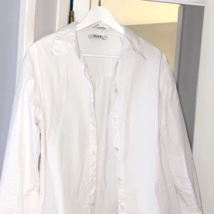 Vit Skjorta - En vanlig vit skjorta, super snygg att ha dom den är eller under en tjocktröja!  Stl 42 men passar en 38/40 om man vill ha dne oversize