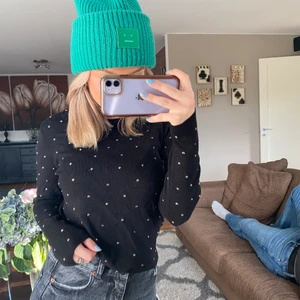 Paljett tröja från zara - Jätte söt svart långärmad paljett tröja från zara, knappt använd då jag blött bort att jag ägt den ! Kund står för frakt (63kr)❤️