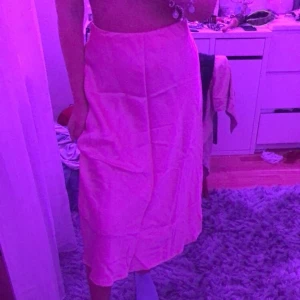 Kjol - På bilden är kjolen inte strykt men detta är en jätte fin rosa silkes kjol som jag tyvär inte använde i somras! (Ordinarie pris va 400)