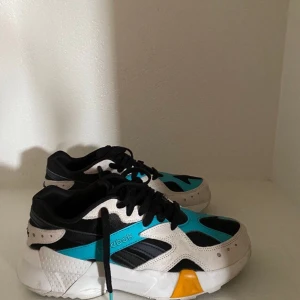 Reebook Azterex X Gigi Hadid  - Reebook Skor i samarbete med Jiji Hadid , storlek är 37,5 men passar även en 38