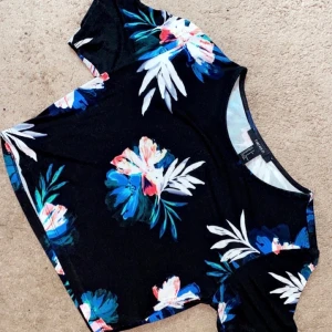 Crop top - Crop Top shirt is from Forever 21  A Size S Been used once  Conditions 10/10