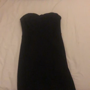  Svart festklänning - Superfin kort klänning i storlek S/M, säljer pga att den är stor för mig som har XS och är 165 cm lång. Nästan helt oanvänd, vet ej vilket märke. Kan mötas upp i Gbg, annars tillkommer frakt på 10 kr✨⚜️