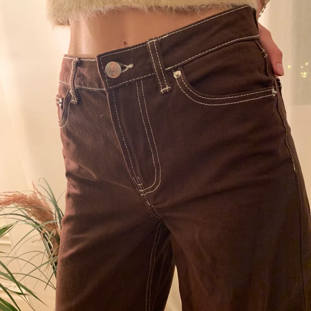 Vida bruna jeans med vita sömmar. Perfekt för hösten. . Jeans & Byxor.