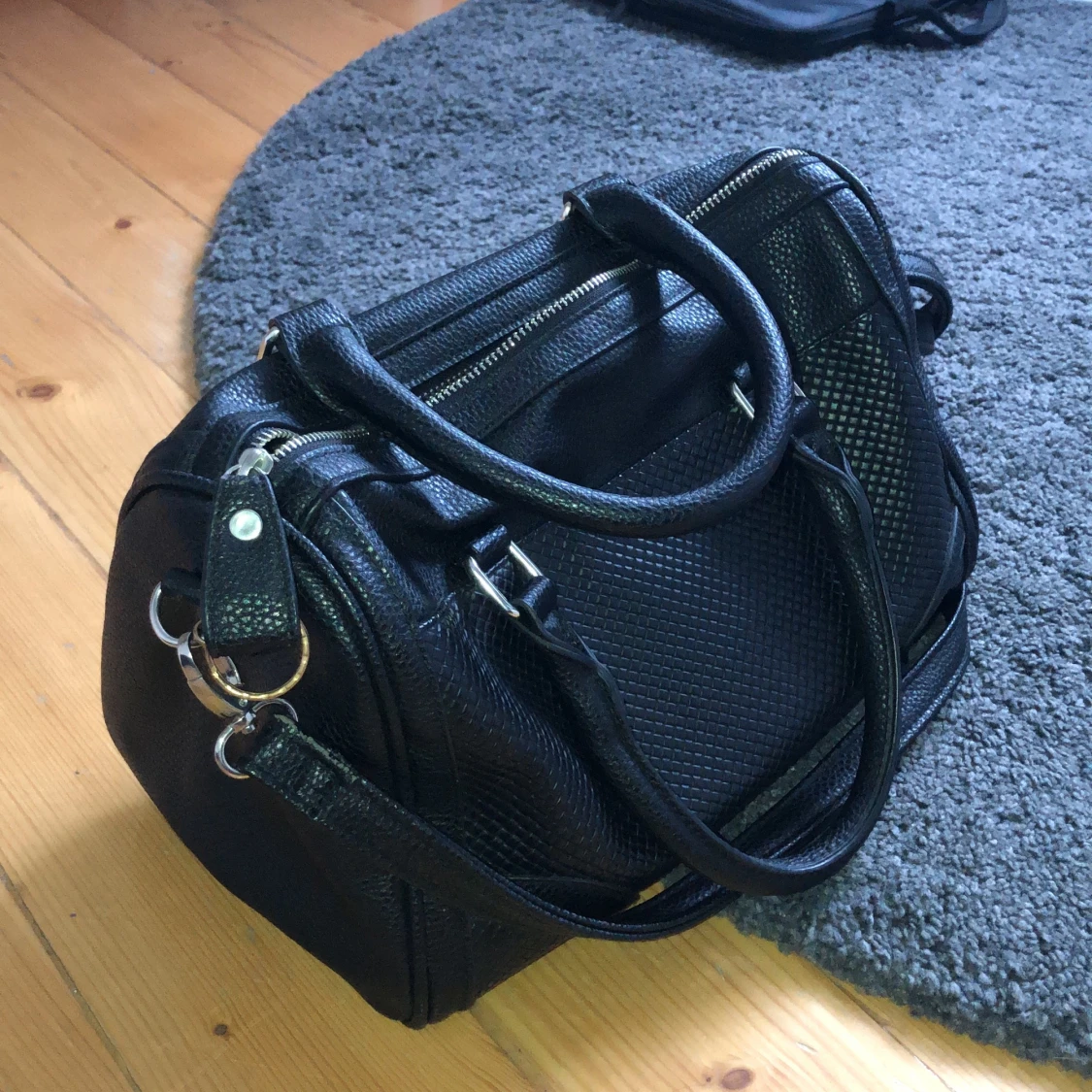 Svart väska med små detaljer - 90