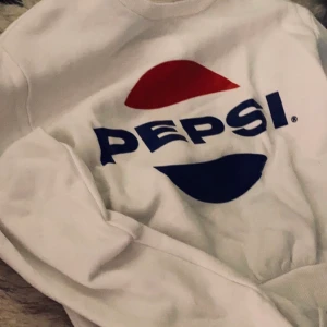 Pepsi Sweatshirt - Skitsnygg Pepsi sweatshirt i croppad passform. Slutar vid  naveln på mig som är 175cm lång 🖤 Frakt tillkommer 🖤
