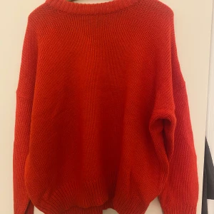 Röd tröja - Stickad röd tröja från stay, köpt på carlings! Storlek L, oversize på mig som vanligtvis har L! Använd 1 gång, jättefint skick! Frakt tillkommer