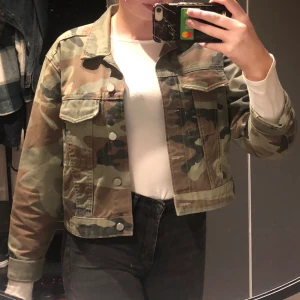 Jacka stl M🌻 - Jeans jacka i militärmönster stl M men passar även en S💛 använd men i bra skick. Köparen står för frakt 