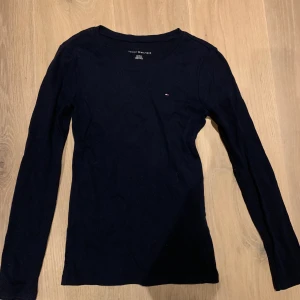 Långärmad - Helt vanlig långärmad från Tommy Hilfiger, bra basplagg att ha i garderoben 👍🏻🥰