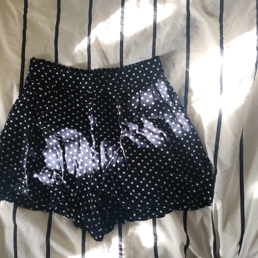 Små söta och prickiga shorts i färgen marinblå. De är från Pop boutique!! Älskar dom men de är tyvärr lite för små för mig 💕 frakt tillkommer. Shorts.