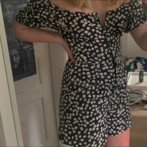 Supersöt byxdress! - Blommig byxdress köpt från hm, använd en gång så den är som ny. 200kr + frakt 💕